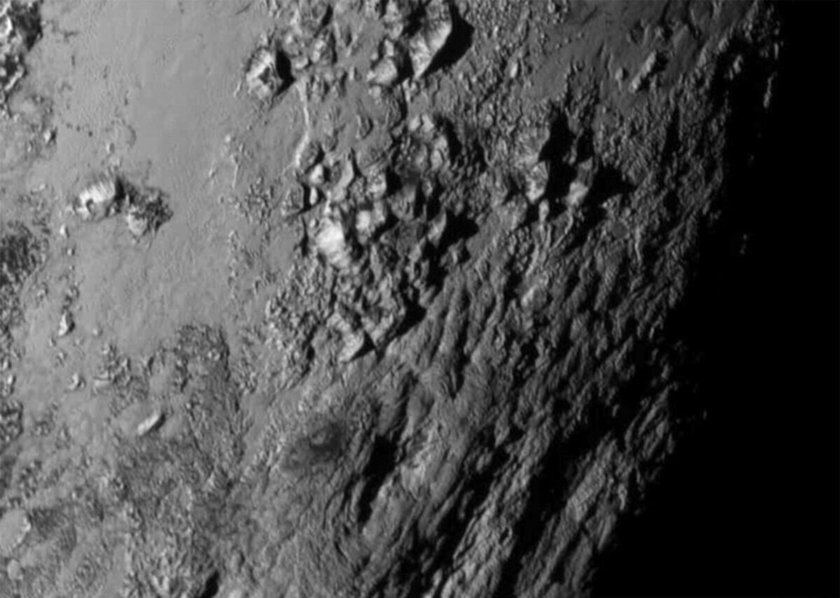 冥王星の地表にある「巨大なハート」...科学者を悩ます存在の謎がついに解明か 「地下に海」の可能性は低下