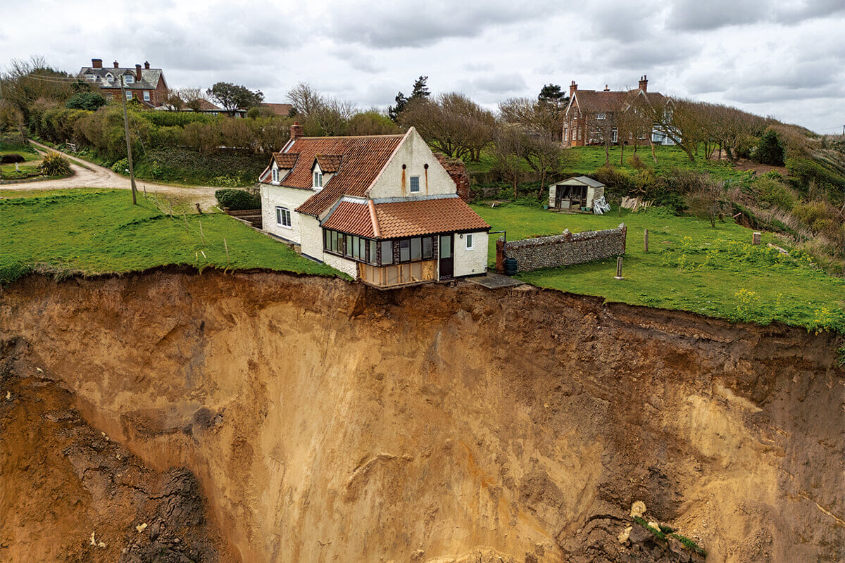 英東部・トリミンガムで豪雨により海岸線の断崖が崩落「歴史ある農家の家屋が崩落寸前」に