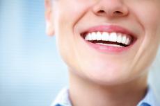 歯のホワイトニング、SNSに溢れる「危ない偽情報」「根拠ナシの方法」に騙されないで！