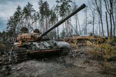 ウクライナ各地の戦場に続々と出現する、ロシア軍「亀戦車」...防御力の弱さ露呈した「撃破」動画