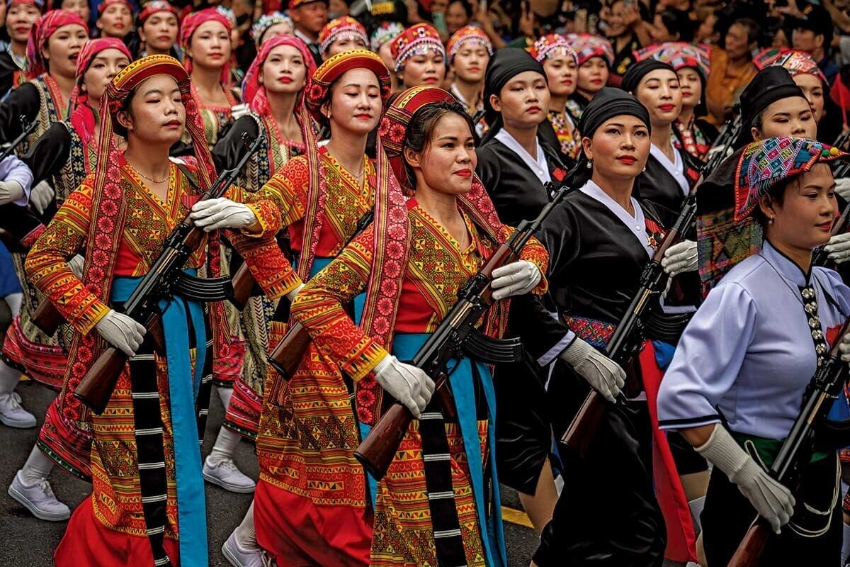 ベトナム「植民地解放」70年を鮮やかな民族衣装で祝う...フランス高官が初めて祝賀式典出席