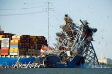 コンテナ船の衝突と橋の崩落から2カ月、米ボルティモアで爆破解体作業【動画付き】