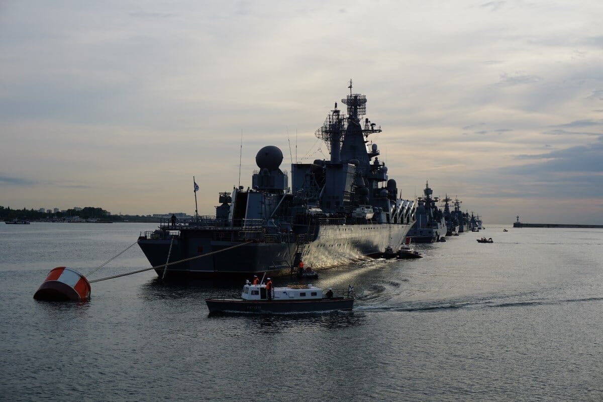 ウクライナ水上ドローンが、ヘリからの機銃掃射を「回避」してロシア黒海艦隊に突撃する緊迫の瞬間
