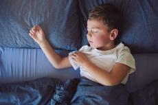 睡眠不足の子供は20代前半で「心の病気」になる確率が高い（研究）