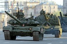ロシア軍が「警戒を弱める」タイミングを狙い撃ち...ウクライナがドローン攻撃で戦車を次々に爆破する映像