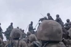 「棒と石」で戦う兵士たち...中印国境の衝突...過去動画が再浮上した「意外な理由」