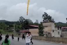 中国のロケット部品が村落に直撃...SNSで緊迫の瞬間が拡散