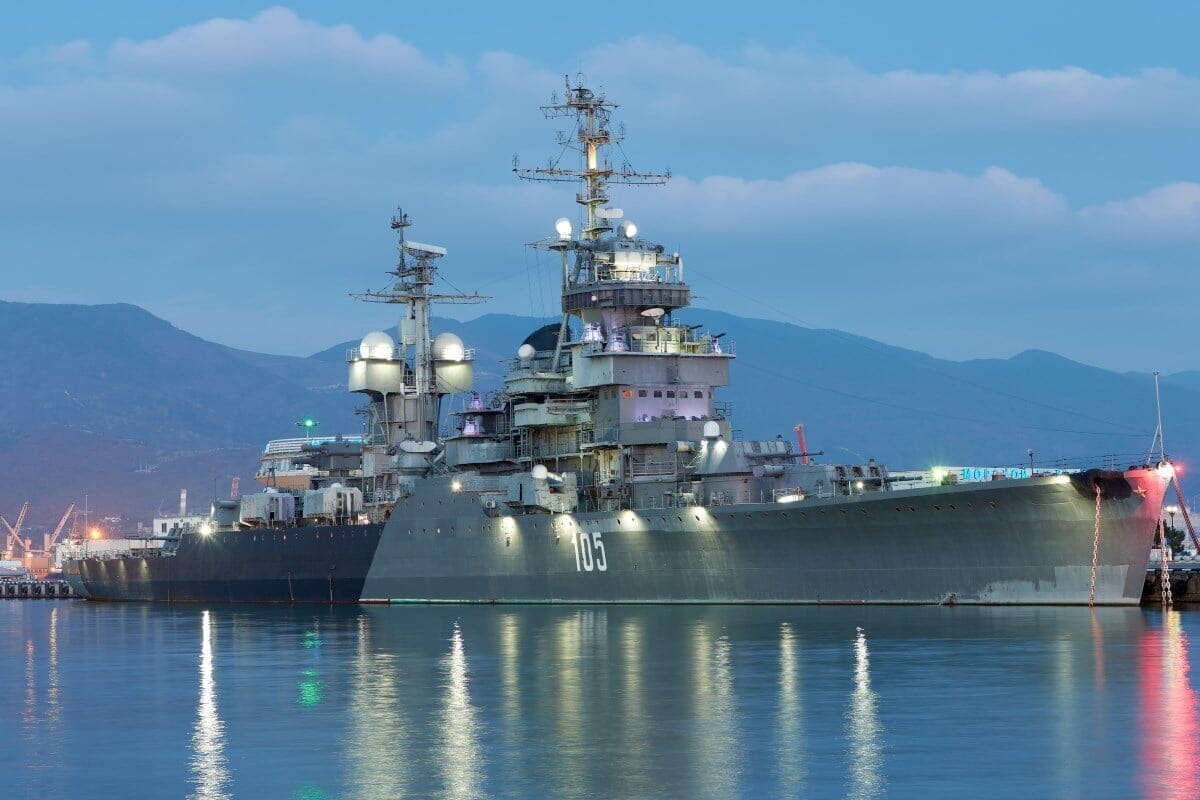 ウクライナ水上ドローン、ロシア国内の「黒海艦隊」基地に突撃...猛烈な「迎撃」受ける緊迫「海戦」映像