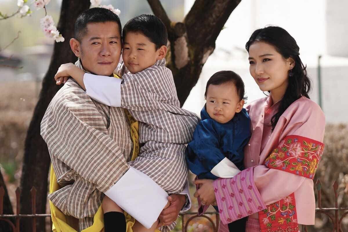ブータン国王一家のモンゴル休暇が「私服姿で珍しい」と話題に