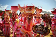 仮面で踊りまくるタイのピーターコーン祭り　精霊に扮した人々が...
