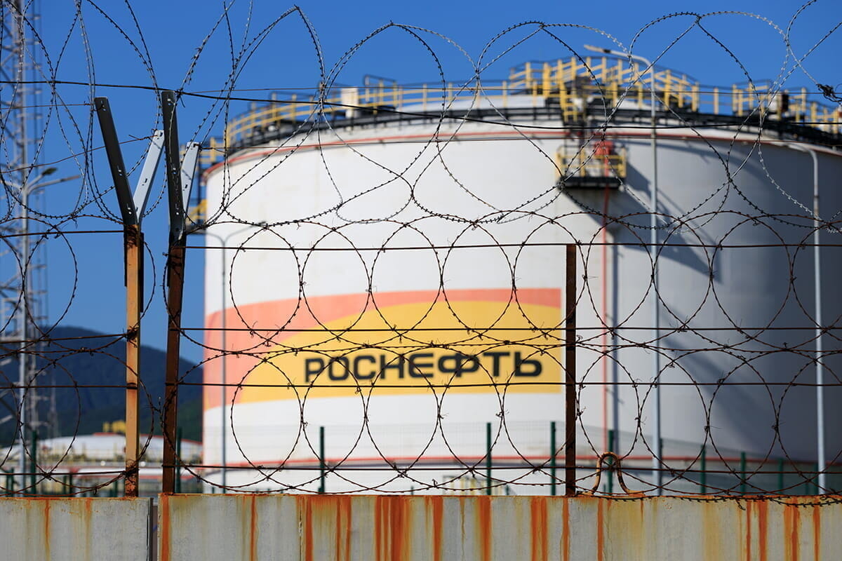 「轟く爆音」と立ち上る黒煙...ロシア大規模製油所にウクライナの無人機が突っ込む「劇的瞬間」