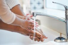 免疫低下や癌リスクも...化学物質PFAS、手洗いなどで「肌から」体内に入り得ることが実験で明らかに
