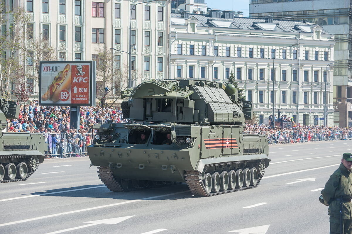 ロシアの防空システム「Tor」をHIMARSが爆砕する劇的瞬間...ドローン映像をウクライナが公開