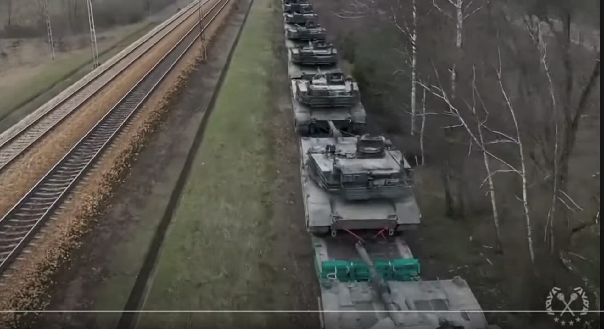 NATOの東部前線を「鉄壁化」せよ──独基地からポーランドに移る米軍のエイブラムス戦車が目撃される