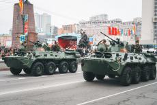 ロシア軍戦車が公道で「走る凶器」と化す、犠牲者はロシアの哀れな一般市民
