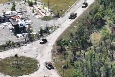 ドローン「連続攻撃」で、ロシア戦闘車が次々に爆発する映像...ドネツク州めぐる戦闘での損失は拡大