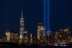 あの日から23年...9.11追悼のライトアップがNYの夜空を貫く