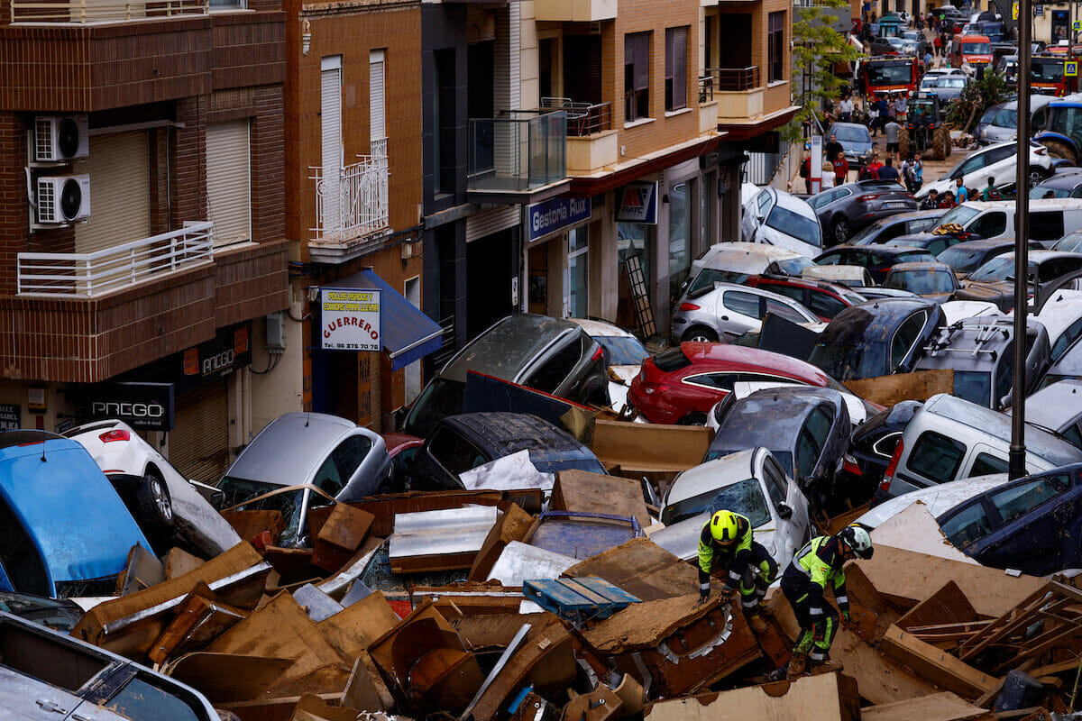 想像を超える大洪水、濁流に飲み込まれた車から脱出するには？　スペイン洪水に学ぶ生き残りの具体策