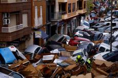 想像を超える大洪水、濁流に飲み込まれた車から脱出するには？　スペイン洪水に学ぶ生き残りの具体策