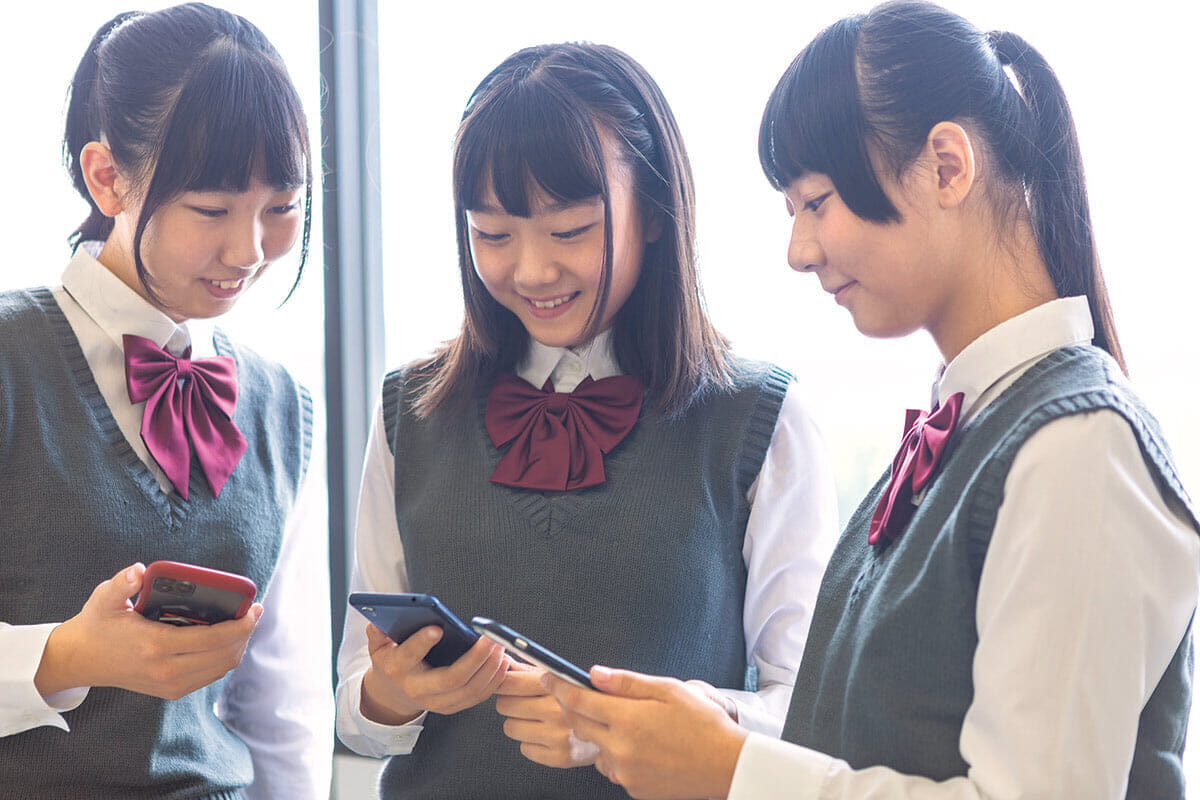 日本の学校はスマホに曖昧......海外に学ぶ賢い使い方とは