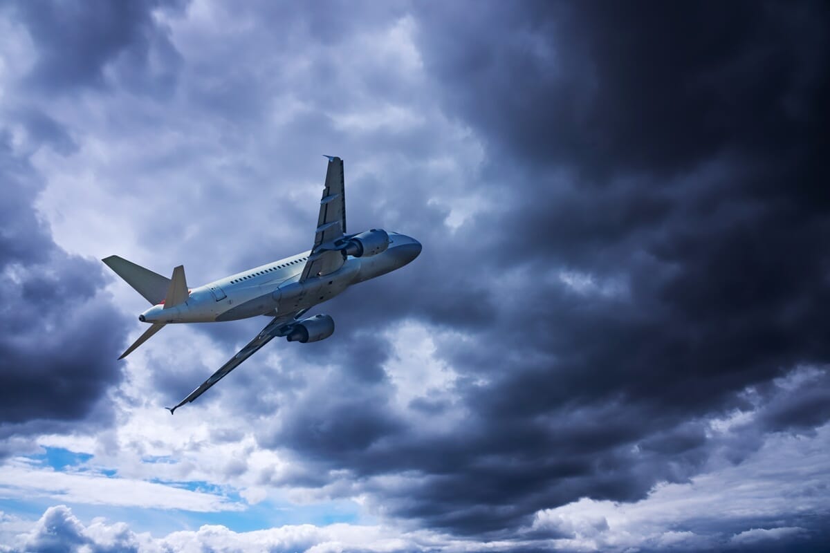 「何も見えない」...大雨の日に飛行機を着陸させる「パイロットの視界」をCAが撮影　コックピットの映像にネット騒然