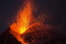 真っ赤な「溶岩の海」が翼のすぐ下に...飛行機からアイスランドの火山を撮影した乗客の動画に「嘘みたい」の声