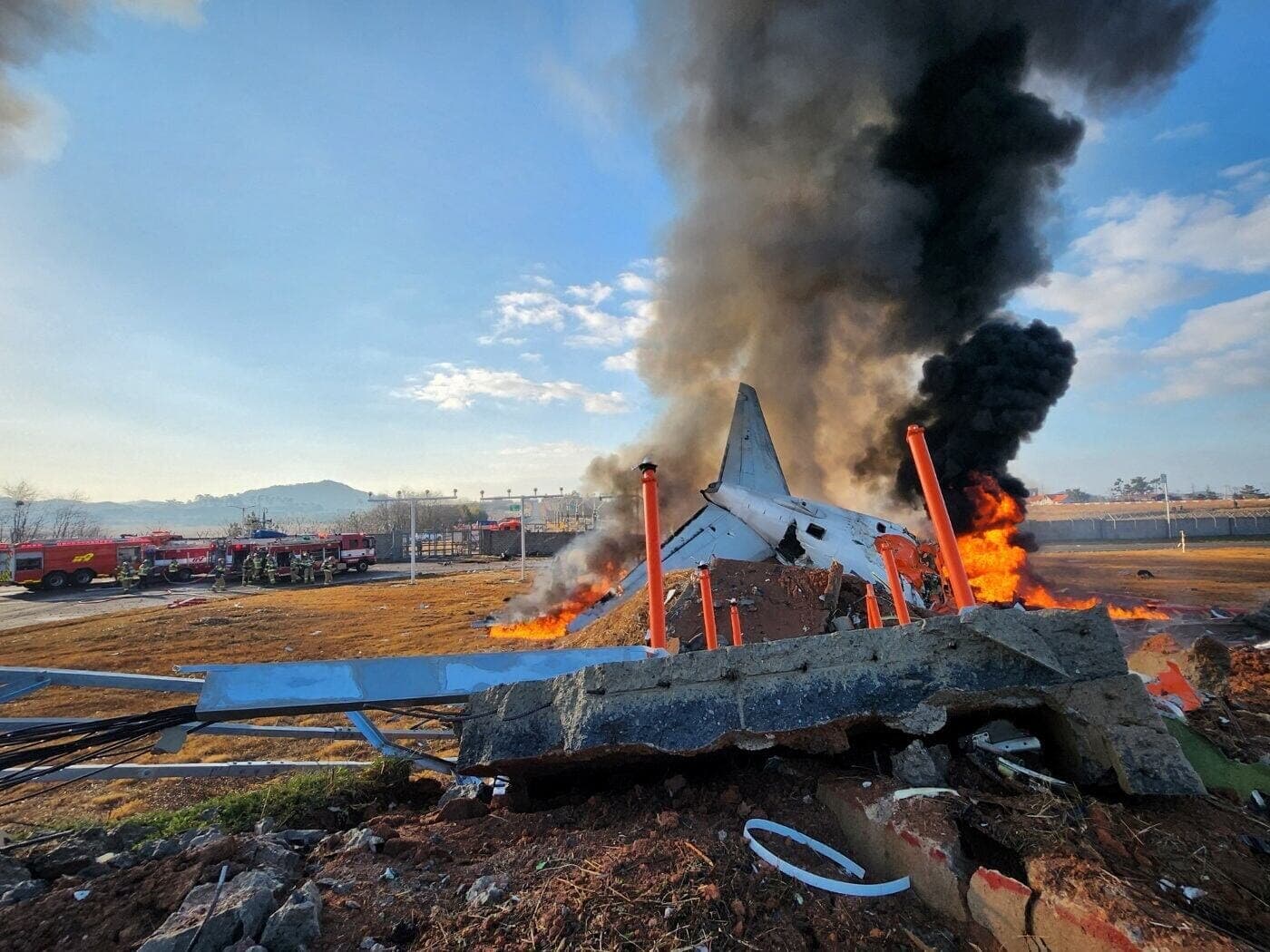 韓国南部ムアン空港でチェジュ航空機が胴体着陸し炎上　死者179人で韓国航空史上最悪の事故に