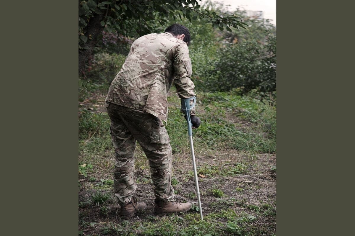 戦場に「杖をつく兵士」を送り込むロシア軍...負傷兵を「いとも簡単に」爆撃する残虐映像をウクライナが公開