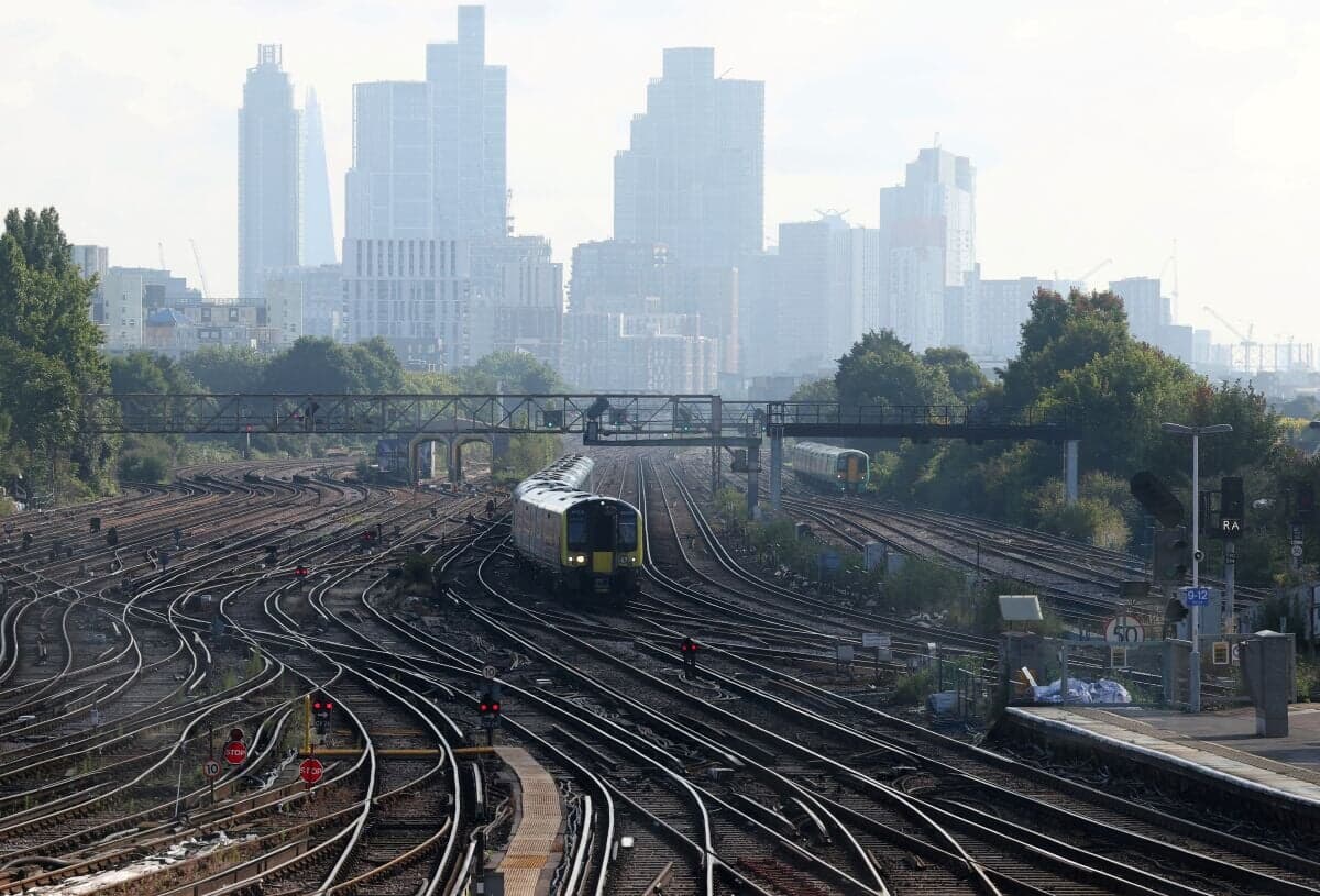 煩雑で高額で遅延だらけのイギリス列車に見切り...鉄道網が次々と「再国有化」されている