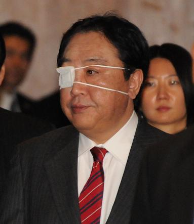 野田首相、眼帯つけて民主党大会へ