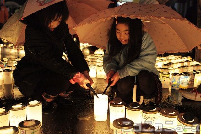 福島でキャンドル・セレモニー開催　約1万本の灯り並べ追悼