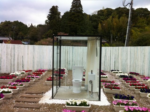 お花畑の真ん中に便器がポツン・・・　シュールすぎる"世界一大きいトイレ"を体験してみた