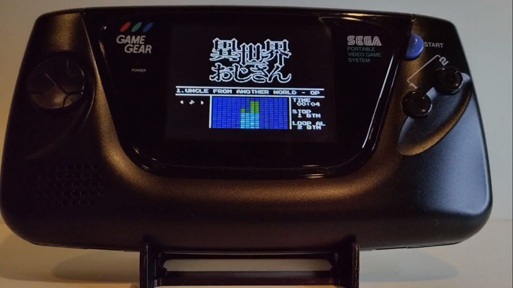 『異世界おじさん』OP曲をSEGAが1990年に発売した「ゲームギア」実機で演奏！ 「電池食うんだよなぁこいつ」など思い出話に花が咲く