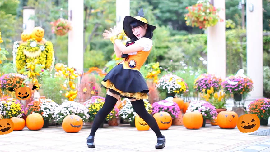 魔女っ子コスの踊り手がジャック・オ・ランタンたちに囲まれて『Happy Halloween』をダンス！「可愛さが神すぎてヤバい」