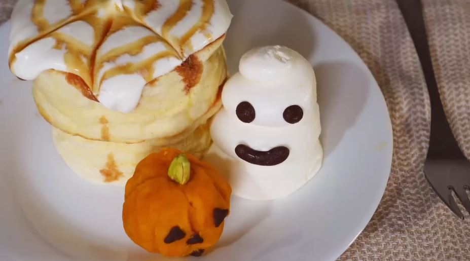 ハロウィン向けレシピ！ オバケアイスとカボチャを添えて「蜘蛛の巣パンケーキ」を作ってみた