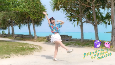 沖縄でかりゆしウェアの元気少女が踊ってみた！ 青い海と風にポニーテールが舞って清涼感満点「夏が来たー！！」の声