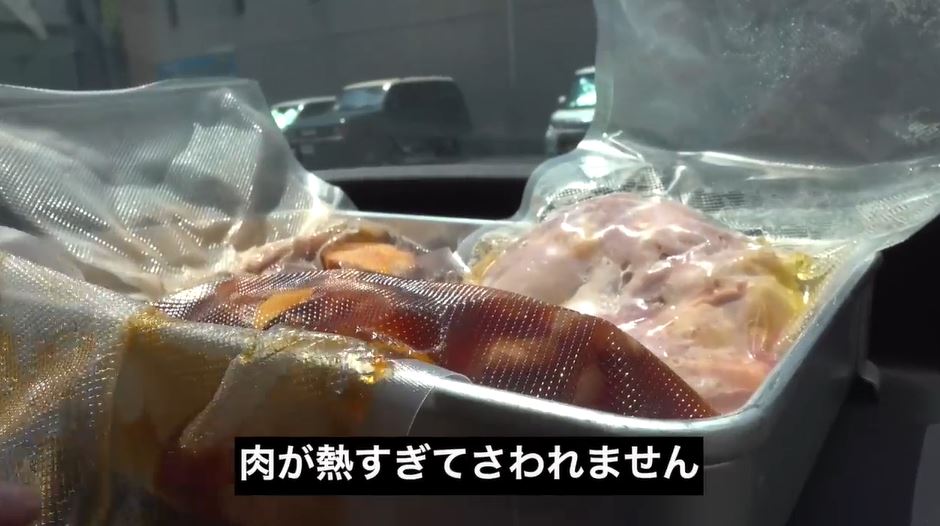 猛暑の中、車に「肉」を放置したら焼けるのか？ 夏の車内の危険性を伝える調理実験の結果がヤバすぎる