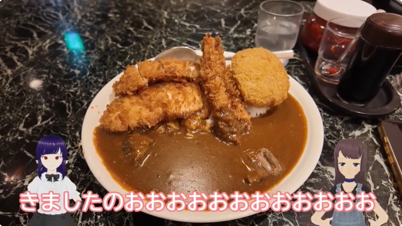 大阪梅田で「激安メガ盛りカレー」をVTuber日雇礼子が食レポ！ カツやコロッケ全部乗せ＆ルーのお代わり無料で“1250円”のお味とは？