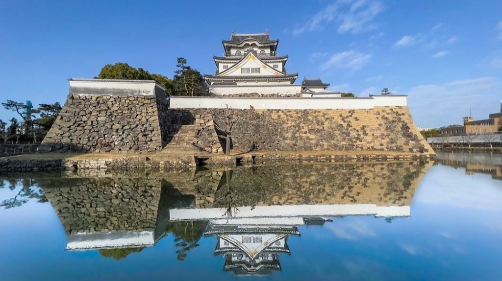 お堀に映った“逆さ天守”が美しい「岸和田城」へ行ってきた！ 江戸や明治の建築がならぶ紀州街道も雰囲気たっぷり