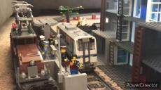 レゴで作ったＪＲ西日本「キハ120」が、レゴの鉄橋や街並みを駆け抜ける！