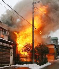 新潟三条市の住宅火災、焼け跡から1遺体　1棟が全焼、6棟が部分焼