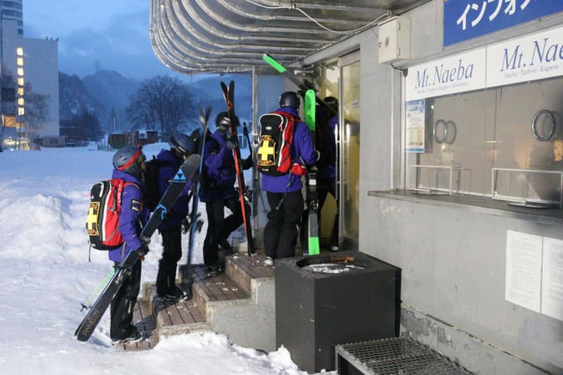 新潟湯沢町で遭難した4人、県警・消防などの捜索隊が救助　バックカントリーのスノーボードで道に迷う、けが人なし