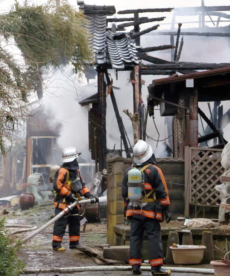 新潟燕市で住宅が全焼する火事　住人の80代男性が行方不明、妻はやけど負う