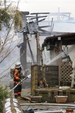 新潟燕市の住宅全焼の火事、焼け跡から1人の遺体