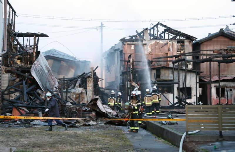 ［動画あり］新潟市南区白根で火事、住宅など少なくとも9棟焼く けが人なし