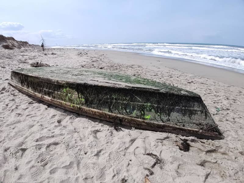 新潟胎内市の海岸に木造船が漂着、北朝鮮から流れ着いたか