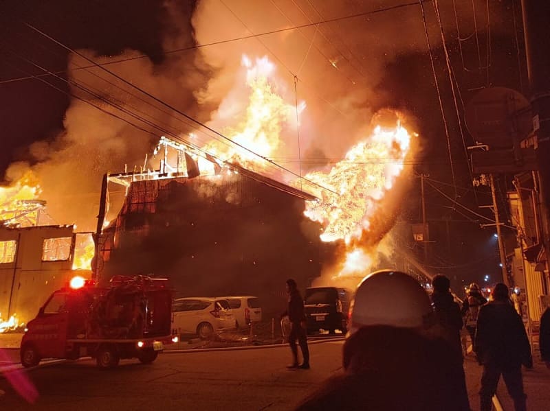 新潟佐渡市の火災、約530平方メートルを全半焼