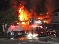 新潟市中央区で火事、会社の建物が燃える