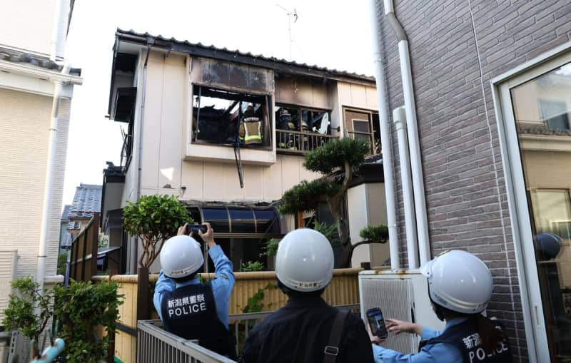新潟市東区で住宅火災　けが人なし