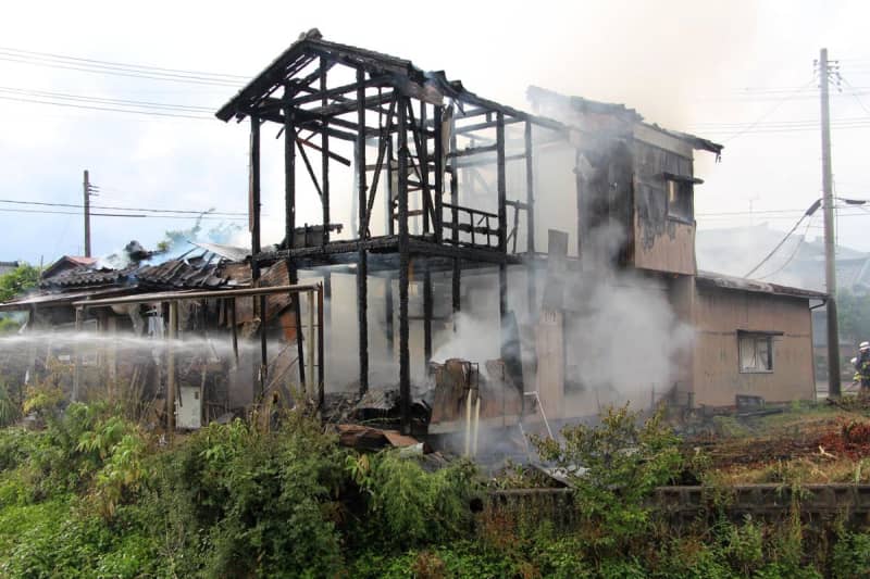 新潟阿賀野市で住宅が火事、男性1人がやけどで病院に搬送